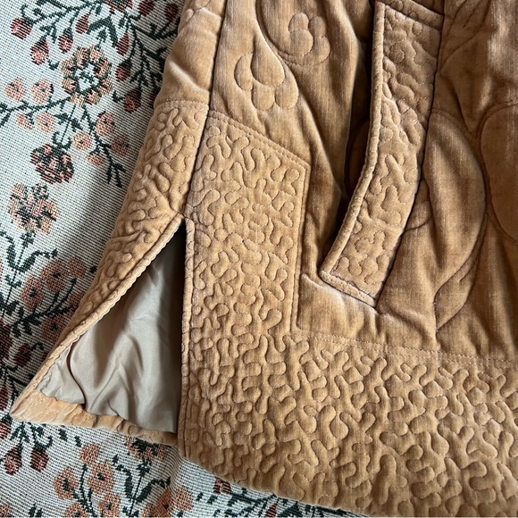 1970s Vintage Quilted Velvet Tan Jacket - Picture 4 of 9